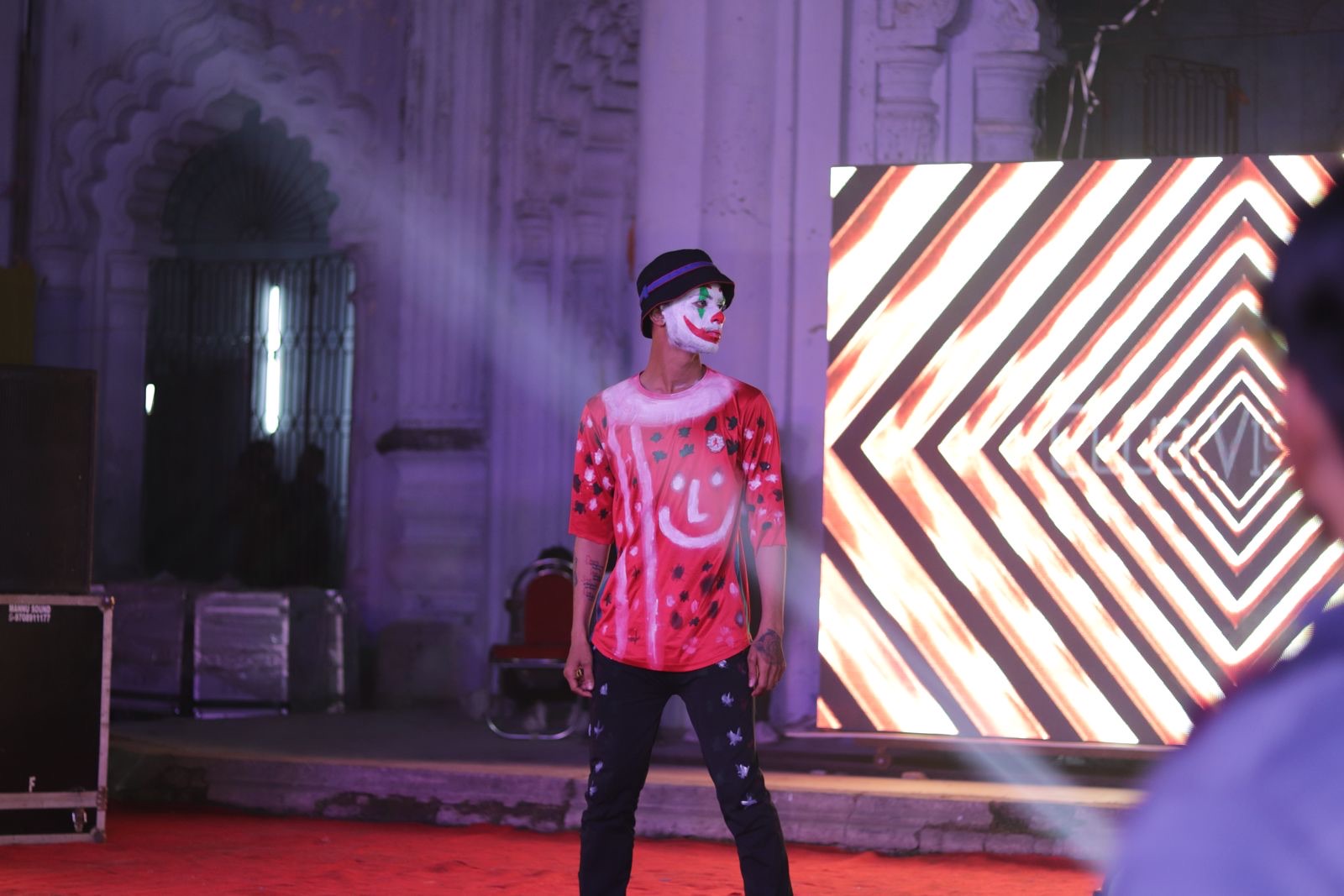 Confident model performing ramp walk in Bihar fashion show